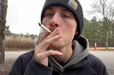 Лечение зависимости от табакокурения в Ростове Великом Ярославской области Мужчина с сигаретой делает затяжку